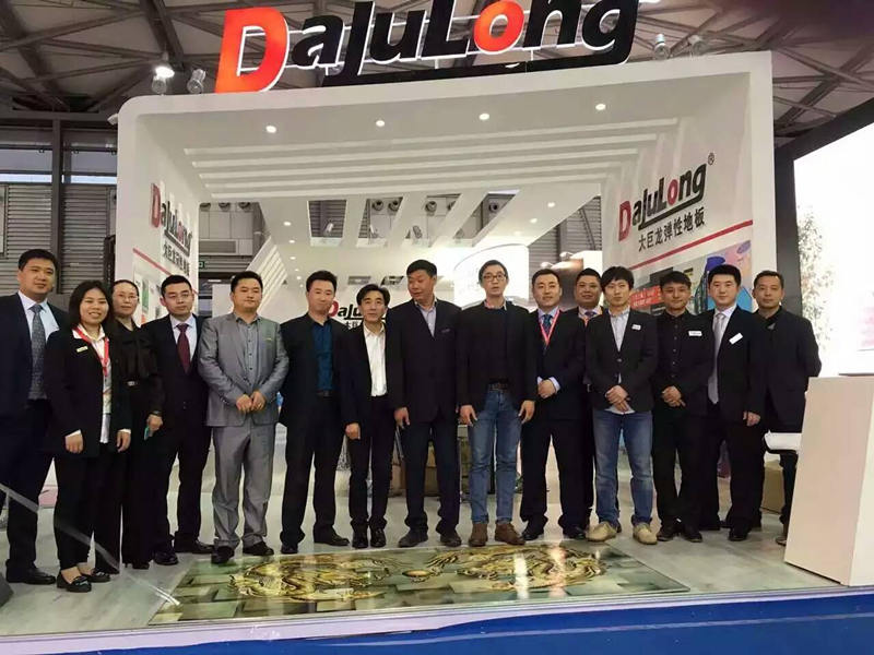 巨龍領導合影